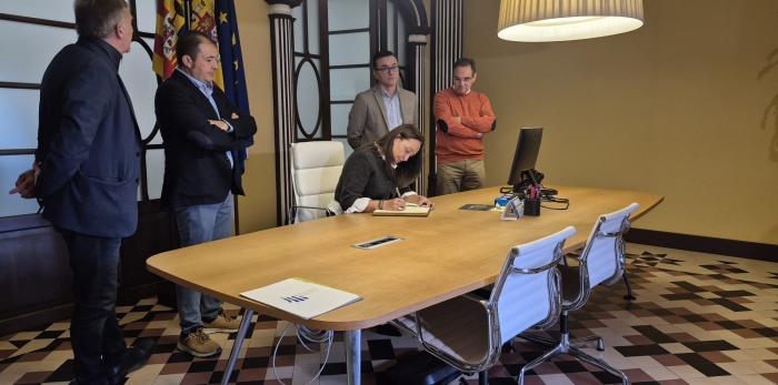 La consejera ha visitado la sede de la Comarca de Ribagorza, el Ayuntamiento de Graus y el centro de mayores de la localidad oscense