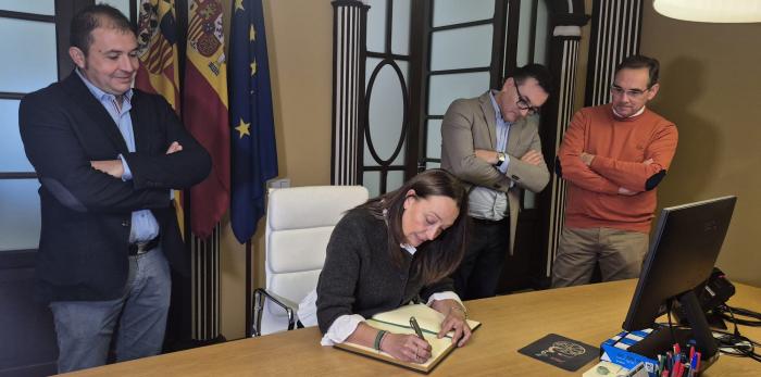 La consejera ha visitado la sede de la Comarca de Ribagorza, el Ayuntamiento de Graus y el centro de mayores de la localidad oscense