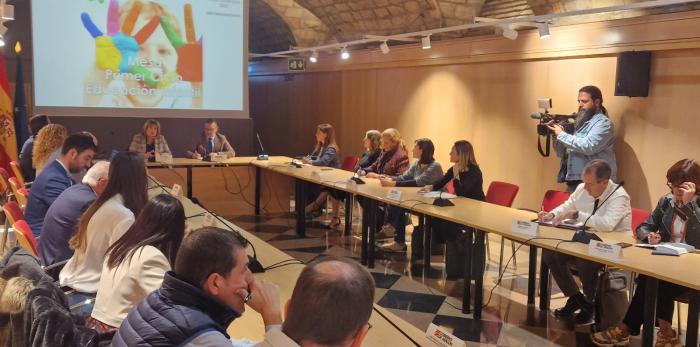 La consejera de Educación y el director general de Planificación han explicado el modelo a la Mesa de Primer Ciclo.