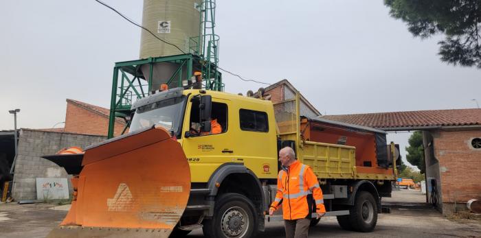 Miguel Ángel Arminio ha presentado la campaña de vialidad invernal 2025-2026 en el Parque de Maquinaria de Zaragoza.