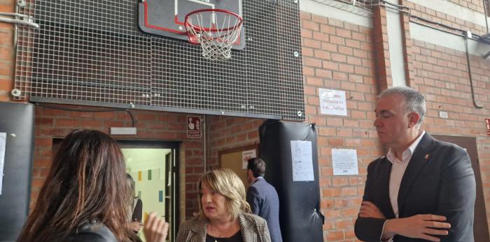 La consejera ha visitado el instituto, acompañada por la directora, el alcalde y otros miembros de la corporación municipal.