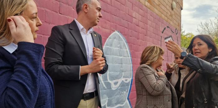 La consejera ha visitado el instituto, acompañada por la directora, el alcalde y otros miembros de la corporación municipal.