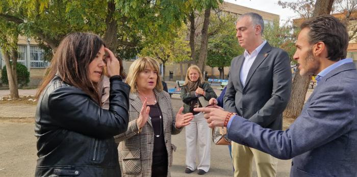 La consejera ha visitado el instituto, acompañada por la directora, el alcalde y otros miembros de la corporación municipal.
