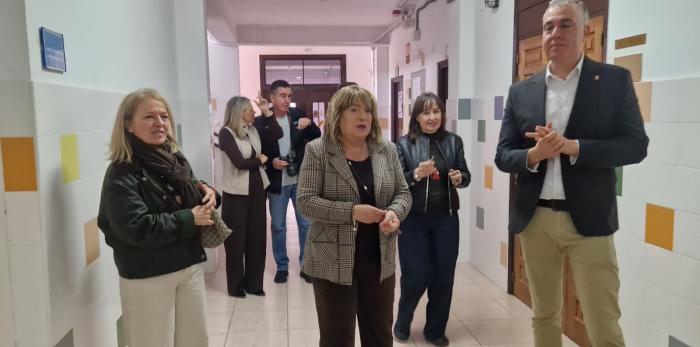 La consejera ha visitado el instituto, acompañada por la directora, el alcalde y otros miembros de la corporación municipal.