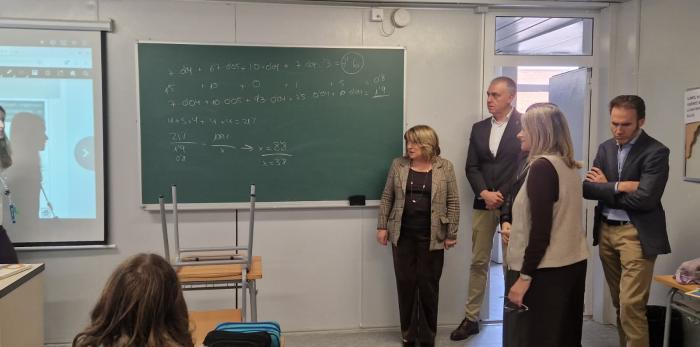 La consejera ha visitado el instituto, acompañada por la directora, el alcalde y otros miembros de la corporación municipal.