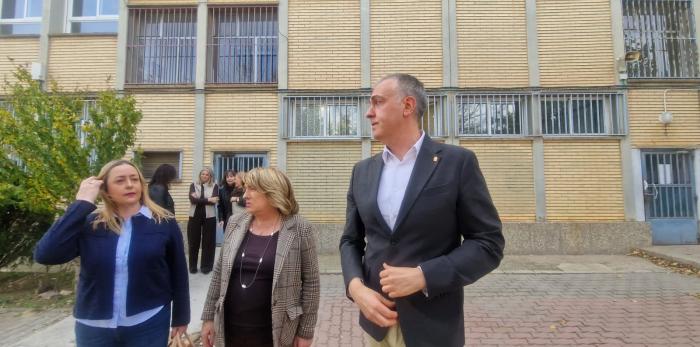 La consejera ha visitado el instituto, acompañada por la directora, el alcalde y otros miembros de la corporación municipal.