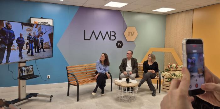 La consejera de Bienestar Social y Familia, el director general de Mayores y la presentadora Sara Comín han presentado los vídeopodcast