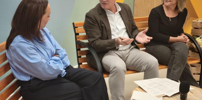 La consejera de Bienestar Social y Familia, el director general de Mayores y la presentadora Sara Comín han presentado los vídeopodcast