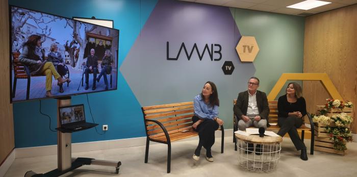 La consejera de Bienestar Social y Familia, el director general de Mayores y la presentadora Sara Comín han presentado los vídeopodcast