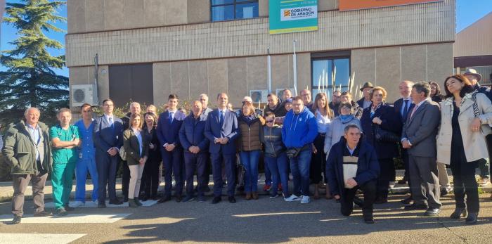 El consejero de Sanidad, en la zona exterior del Hospital de Calatayud donde se van a ampliar las Urgencias, con responsables del sector de Calatayud, autoridades locales y entidades sociales