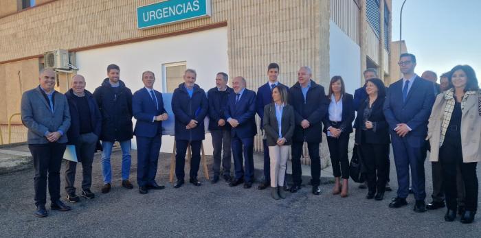 El consejero de Sanidad junto con responsables del sector de Calatayud, representantes institucionales y sociales, en la zona donde se van a ampliar las Urgencias del Hospital de Calatayud