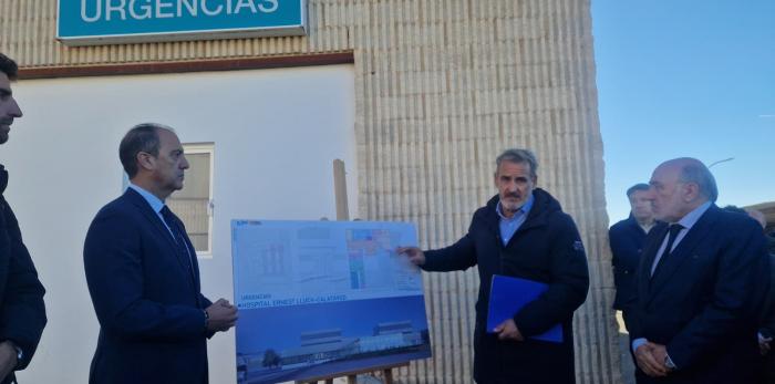 El consejero de Sanidad junto con responsables del sector de Calatayud, representantes institucionales y sociales, en la zona donde se van a ampliar las Urgencias del Hospital de Calatayud