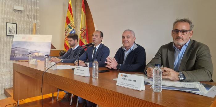 El consejero de Sanidad junto con responsables del sector de Calatayud, representantes institucionales y sociales, en la zona donde se van a ampliar las Urgencias del Hospital de Calatayud