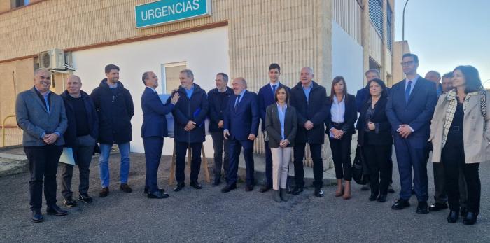 El consejero de Sanidad junto con responsables del sector de Calatayud, representantes institucionales y sociales, en la zona donde se van a ampliar las Urgencias del Hospital de Calatayud