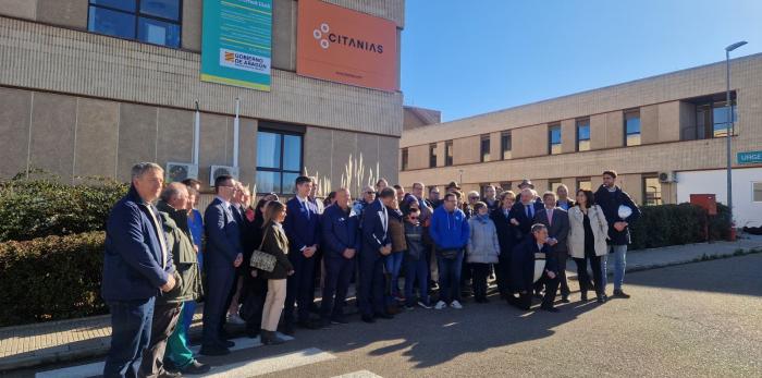 El consejero de Sanidad junto con responsables del sector de Calatayud, representantes institucionales y sociales, en la zona donde se van a ampliar las Urgencias del Hospital de Calatayud