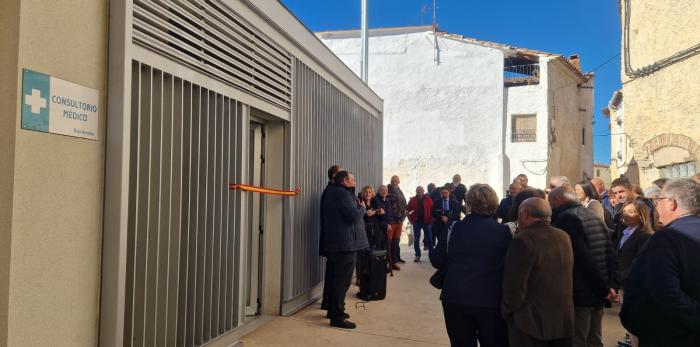 Visita al Ayuntamiento y consultorio de Alarba.