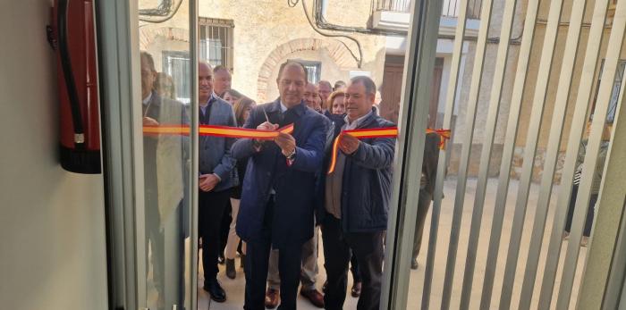 Visita al Ayuntamiento y consultorio de Alarba.