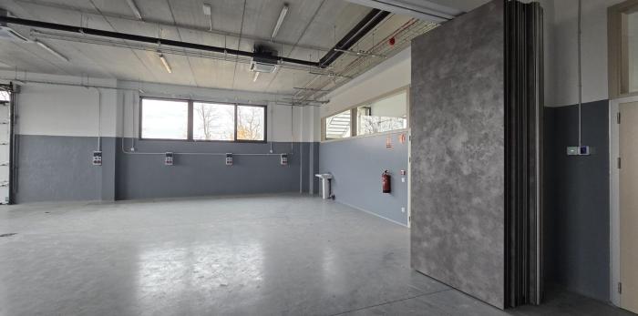 El director provincial ha visitado el IES Salvador Victoria, de Monreal del Campo, donde ha hablado de la inversión en transporte esolar y el nuevo aulario para FP.