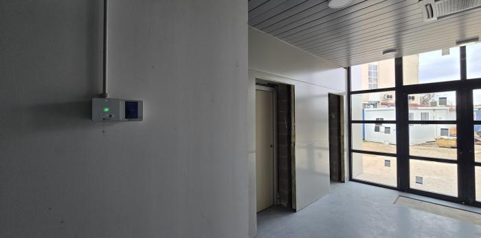 El director provincial ha visitado el IES Salvador Victoria, de Monreal del Campo, donde ha hablado de la inversión en transporte esolar y el nuevo aulario para FP.