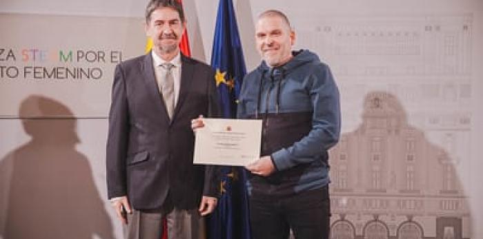 En la imagen, el director del CPI Ana María Navales, Domingo Santabárbara, recoge el galardón.