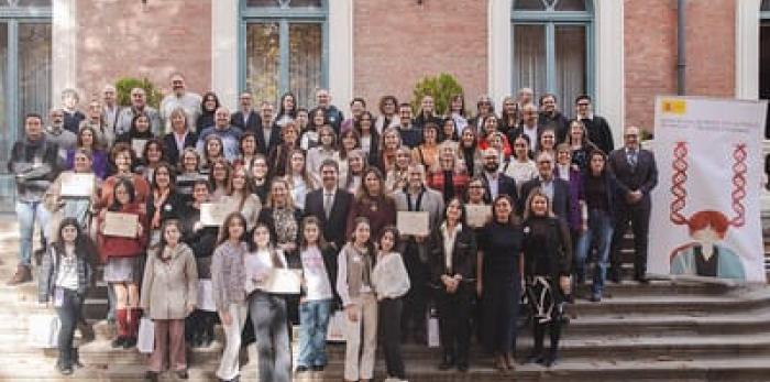 En la imagen, el director del CPI Ana María Navales, Domingo Santabárbara, recoge el galardón.