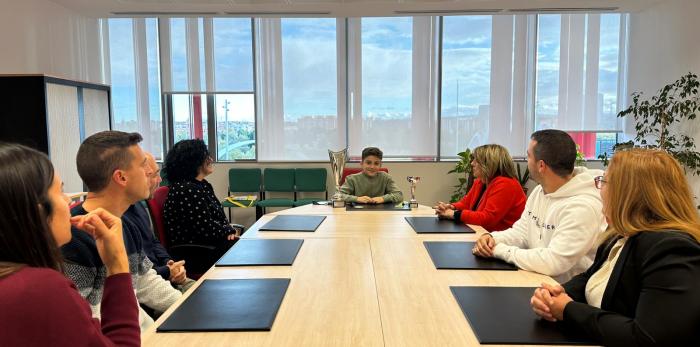 La consejera y la directora general han recibido a Adrián Vicente esta tarde en el Departamento de Educación, Cultura y Deporte.