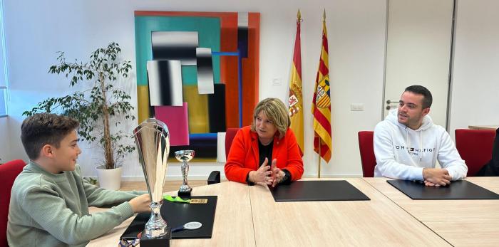 La consejera y la directora general han recibido a Adrián Vicente esta tarde en el Departamento de Educación, Cultura y Deporte.