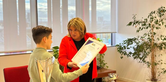 La consejera y la directora general han recibido a Adrián Vicente esta tarde en el Departamento de Educación, Cultura y Deporte.