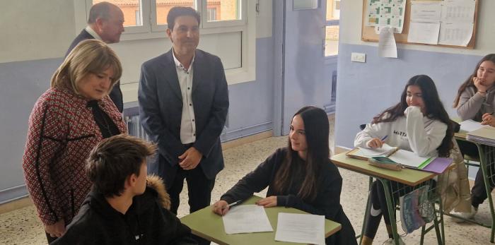 La consejera ha visitado los colegios Las Viñas y el Ensanche.