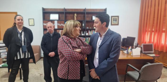 La consejera ha visitado los colegios Las Viñas y el Ensanche.