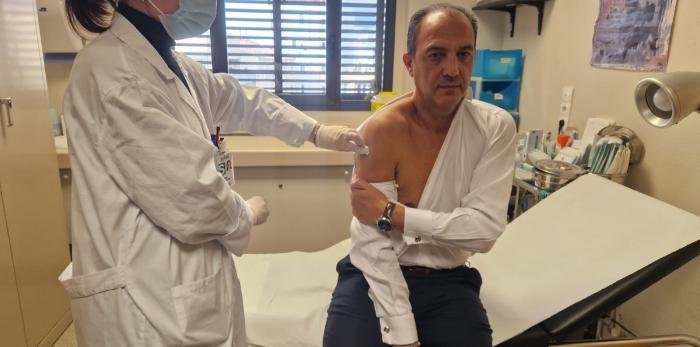 El consejero de Sanidad, José Luis Bancalero Flores, se vacuna de la gripe en su centro de salud.