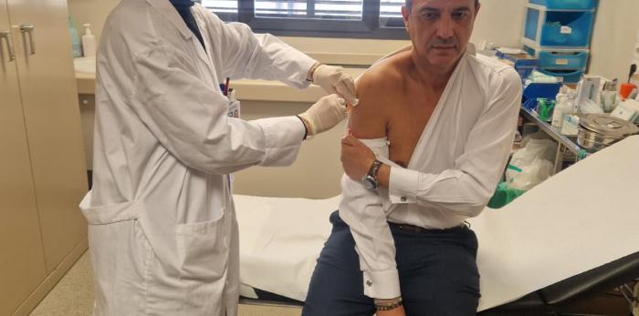 El consejero de Sanidad, José Luis Bancalero Flores, se vacuna de la gripe en su centro de salud.