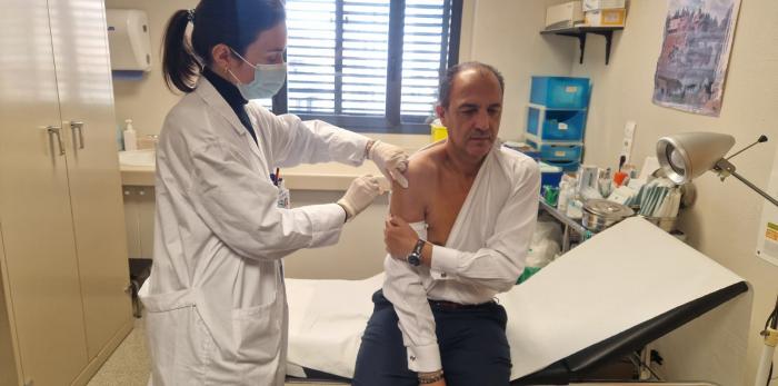 El consejero de Sanidad, José Luis Bancalero Flores, se vacuna de la gripe en su centro de salud.