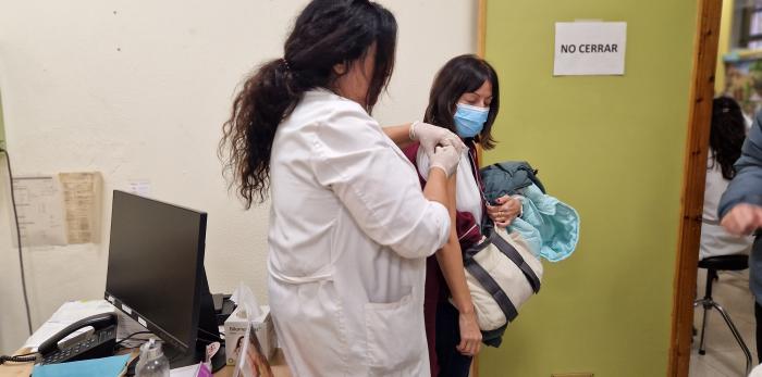 Primer día de vacunación sin cita para grupos recomendados que se desarrollando hoy en el Hospital Nuestra Señora de Gracia