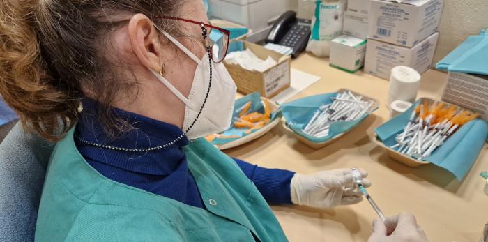 Primer día de vacunación sin cita para grupos recomendados que se desarrollando hoy en el Hospital Nuestra Señora de Gracia