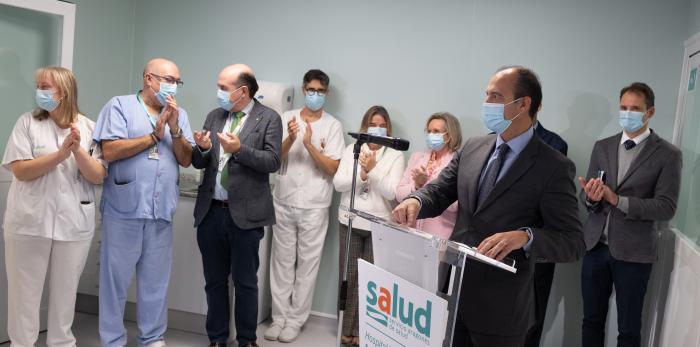 Visita del consejero de Sanidad a la reformada unidad de trasplante renal de Aragón, en el Hospital U. Miguel Servet