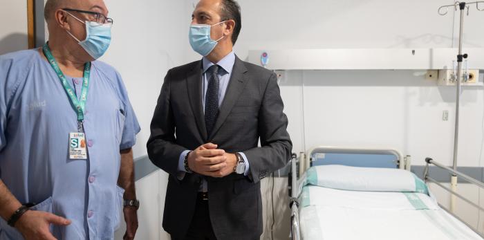 Visita del consejero de Sanidad a la reformada unidad de trasplante renal de Aragón, en el Hospital U. Miguel Servet