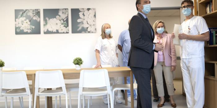 Visita del consejero de Sanidad a la reformada unidad de trasplante renal de Aragón, en el Hospital U. Miguel Servet