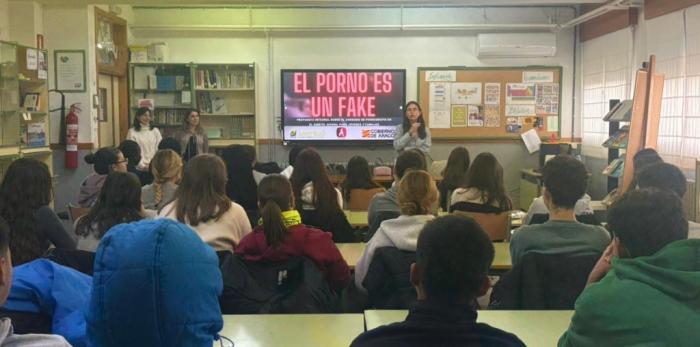 En Épila se han desarrollado las dos últimas sesiones de 2025 de la campaña 'El porno es un fake'