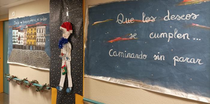 Decoración navideña para crear un entorno más acogedor para pacientes y acompañantes.