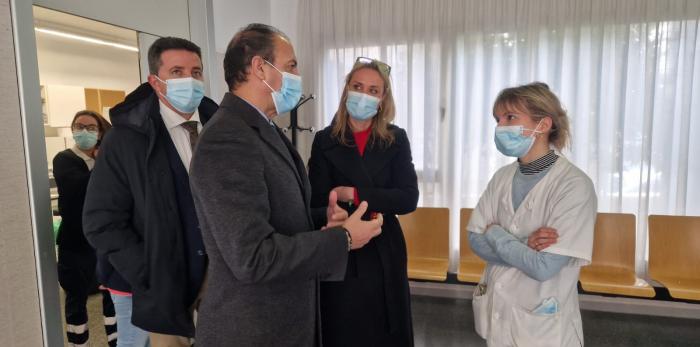El consejero de Sanidad y la gerente de Atención Primaria del SALUD asisten a la proyección del video “El discreto encanto de la medicina rural”, en la Casa Cultura de Calanda