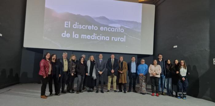 El consejero de Sanidad y la gerente de Atención Primaria del SALUD asisten a la proyección del video “El discreto encanto de la medicina rural”, en la Casa Cultura de Calanda
