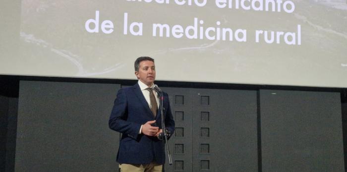 El consejero de Sanidad y la gerente de Atención Primaria del SALUD asisten a la proyección del video “El discreto encanto de la medicina rural”, en la Casa Cultura de Calanda