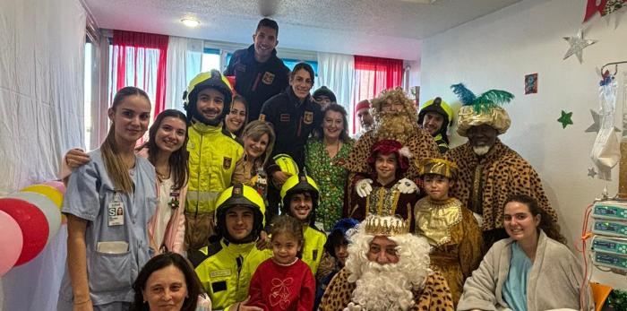Los Reyes Magos reparten regalos e ilusión en el Hospital Materno Infantil Miguel Servet de Zaragoza.
