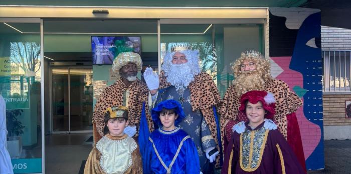 Los Reyes Magos reparten regalos e ilusión en el Hospital Materno Infantil Miguel Servet de Zaragoza.
