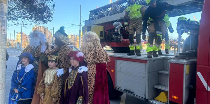 Los Reyes Magos reparten regalos e ilusión en el Hospital Materno Infantil Miguel Servet de Zaragoza.