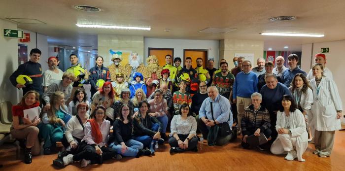 Los Reyes Magos reparten regalos e ilusión en el Hospital Materno Infantil Miguel Servet de Zaragoza.