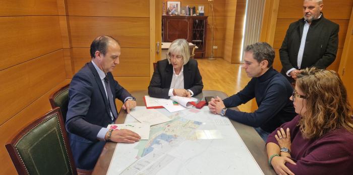 El consejero de Sanidad, en el Ayuntamiento de Utebo, con la alcaldesa, María Jesús Sariñena, se interesa por la parcela para el nuevo centro de salud.