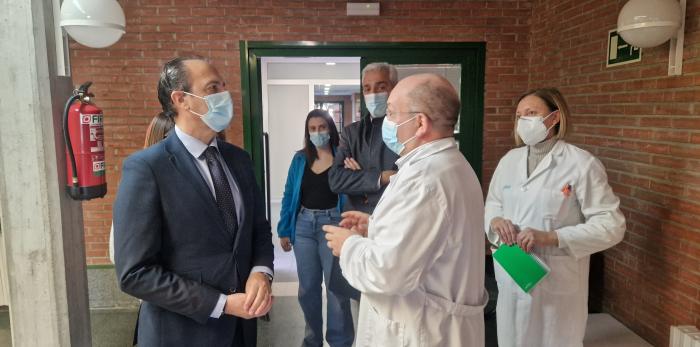 ​El consejero de Sanidad visita el centro de salud de Tauste, donde comprueba el uso de la IA en Atención Primaria y la dotación tecnológica