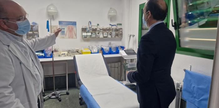 ​El consejero de Sanidad visita el centro de salud de Tauste, donde comprueba el uso de la IA en Atención Primaria y la dotación tecnológica